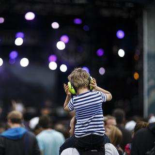 Enfant lors d'un concert au Paléo festival en 2014. [Keystone - Valentin Flauraud]