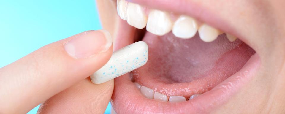 Certains chewing-gums contiennent du dioxyde de titane. [Fotolia - Dan Race]