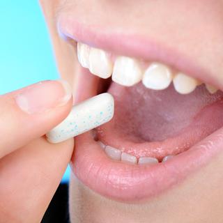 Certains chewing-gums contiennent du dioxyde de titane. [Fotolia - Dan Race]