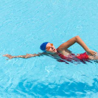 Il est mieux d'éviter de faire des longueurs dans une piscine thermale. [fotolia - american911]