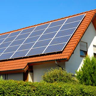 Des panneaux solaires afin d'assurer l'approvisionnement électrique domestique. [Fotolia - smileus]