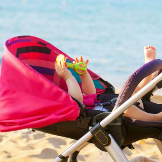 Comment protéger bébé du soleil et de la chaleur en été? [Fotolia - Vitalinka]