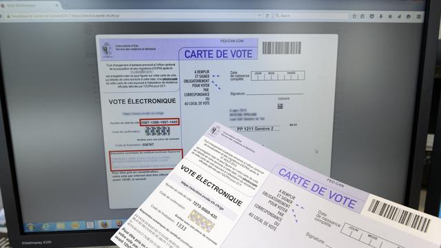 Matériel de vote en ligne lors des élections genevoises de 2015. [Keystone - Martial Trezzini]