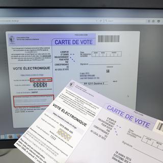 Matériel de vote en ligne lors des élections genevoises de 2015. [Keystone - Martial Trezzini]