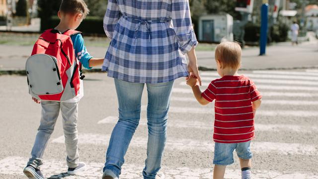 Il est bien d'encourager ses enfants à aller à pied à l’école. [Fotolia - Newman Studio]