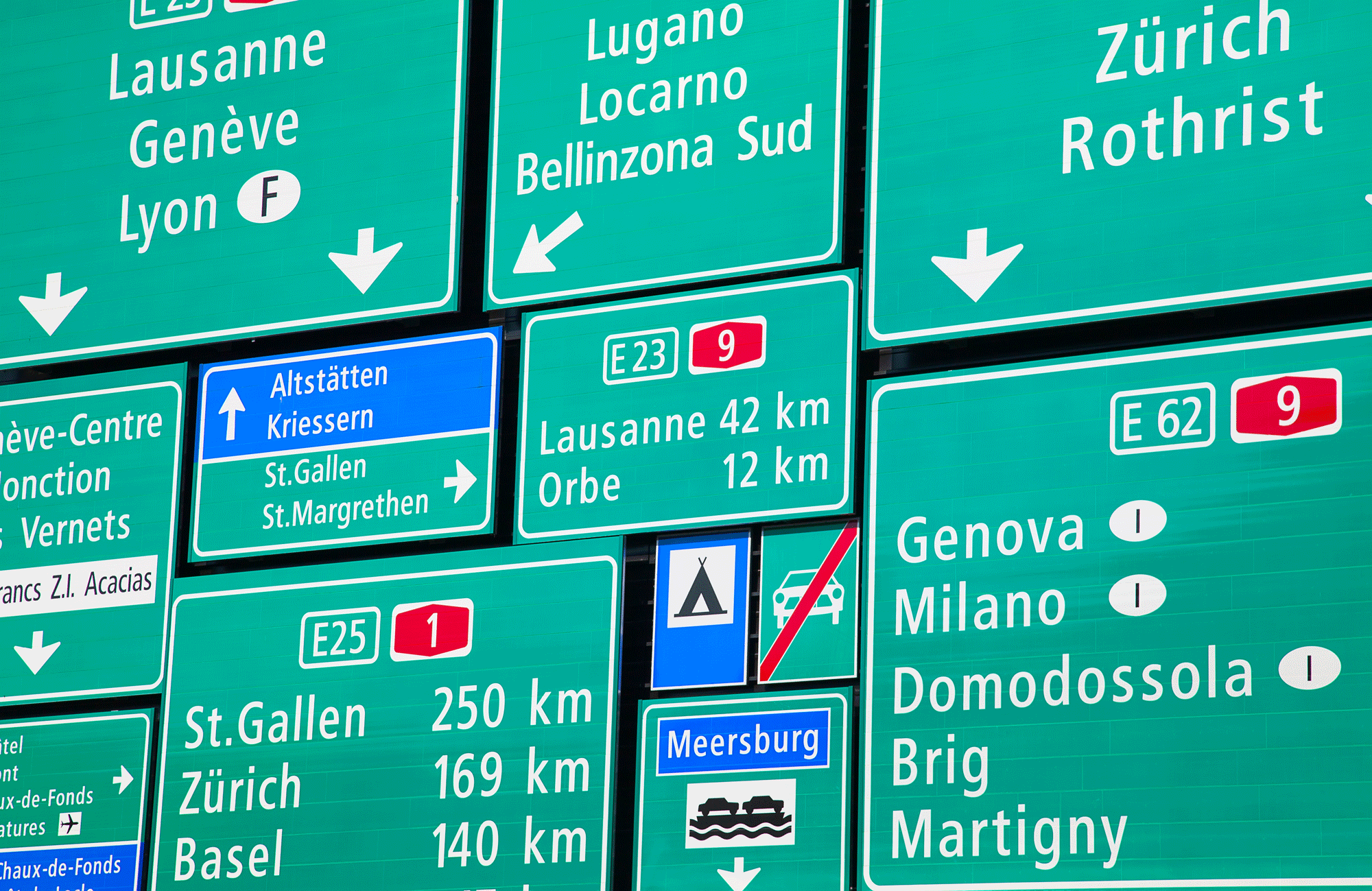 Panneaux autoroutiers suisses. [fotolia - swisshippo]