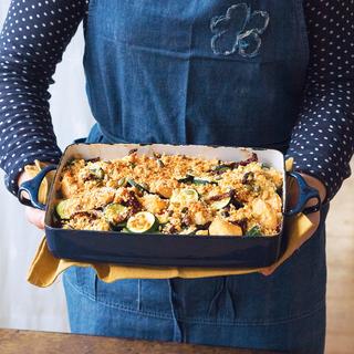 On peut aussi réaliser ce crumble avec les restes d'un poulet rôti ou profiter de la cuisson du poulet entier pour précuire les aiguillettes. [Editions de La Martinière - Catherine Madani]