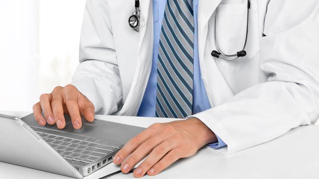 L'informatisation des données médicales est en cours. [Fotolia - BillionPhotos.com]