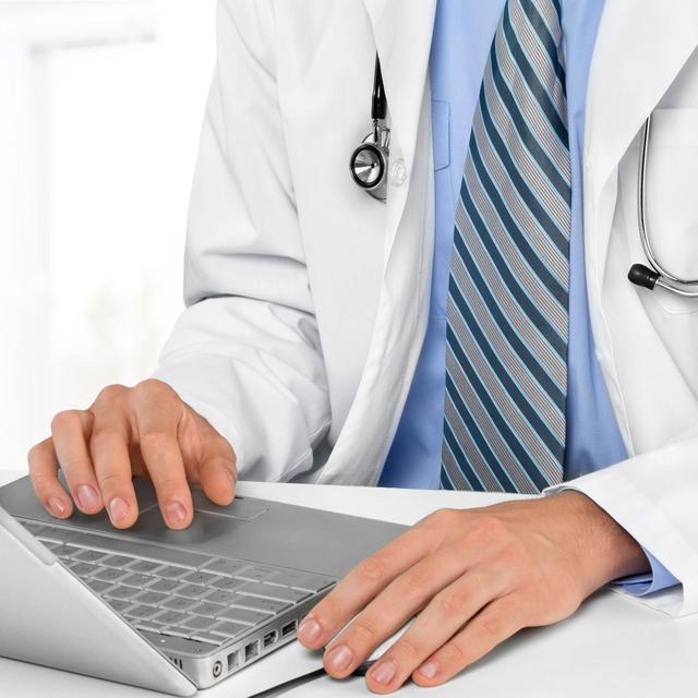 L'informatisation des données médicales est en cours. [Fotolia - BillionPhotos.com]