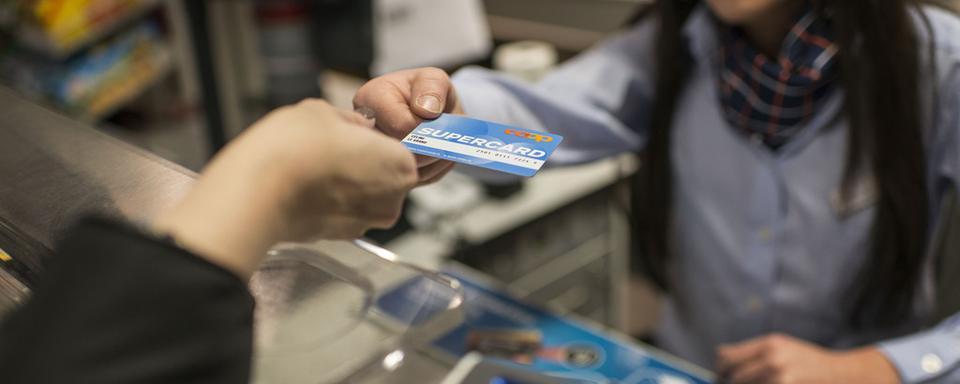 Coop fidélise sa clientèle avec la "Supercard". [Keystone - Christian Beutler]