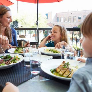 Des restaurants prennent soin de leur clientèle enfant. [Fotolia - Monkey Business]