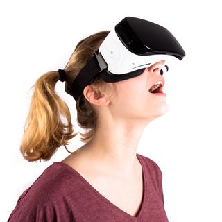 Une jeune femme coiffée d'un casque de réalité virtuelle.
Olivier Tabary
Fotolia [Olivier Tabary]