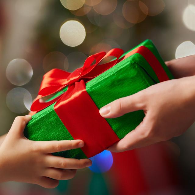 Faut-il réinventer le rituel des cadeaux à Noël? [Fotolia - Konstantin Yuganov]