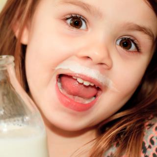 Le lait, source de calcium. [fotolia - ellenamani]