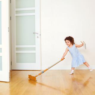 Les tâches ménagères séduisent les enfants. [Fotolia - Studio Romantic]
