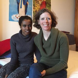 Caroline Perriard et sa famille hébergent Kesanet, jeune migrante Erythréenne. [RTS - Yves-Alain Cornu]
