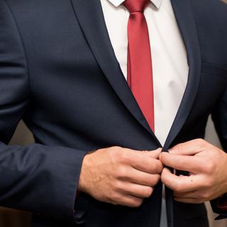 La cravate ne doit jamais être en dessous de la ceinture. [fotolia - yakimenkoanton]