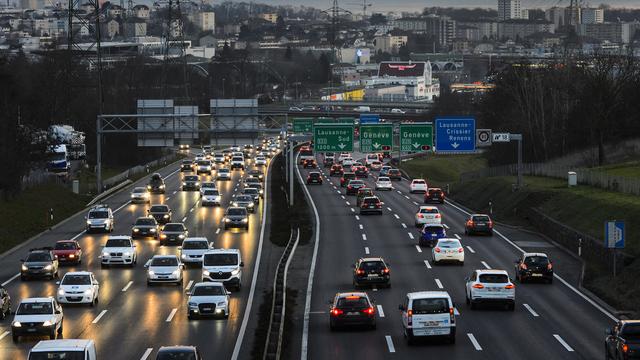 Le 12 février 2017, les Suisses voteront pour un nouveau financement de la route, le FORTA.. [Keystone - Jean-Christophe Bott]