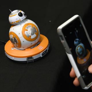 Le BB-8 de Sphero se contrôle par smartphone. [AFP - Ethan Miller / GETTY IMAGES NORTH AMERICA]