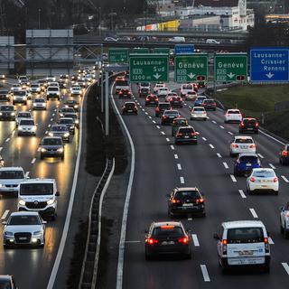 La pollution est encore 4% supérieure par rapport à 1990 dans les transports. [Keystone - Jean-Christophe Bott]