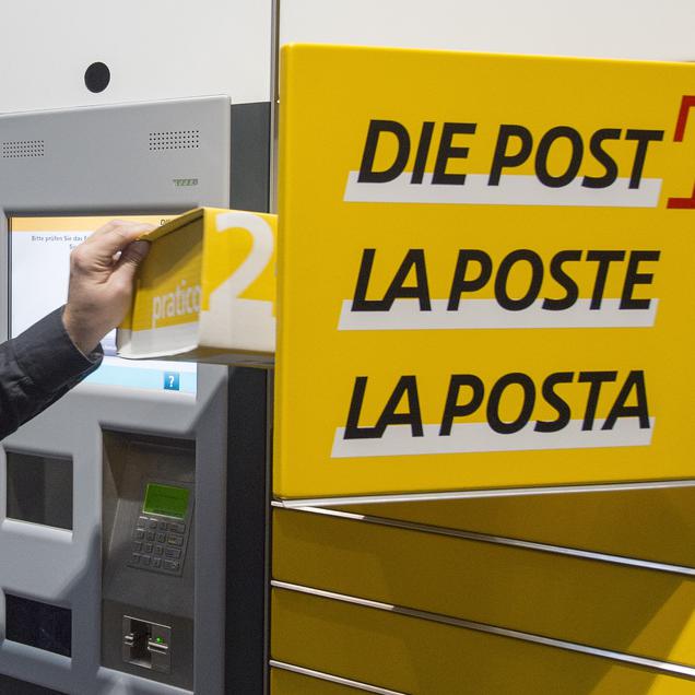 La Poste ferme de plus en plus d'offices postaux et réduit la distribution de courrier. [Keystone - Lukas Lehmann]