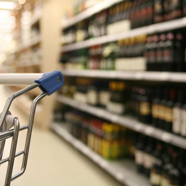 Les conditions qui régissent la vente d'alcool sont mieux respectées. [fotolia - Im Supermarkt 2]