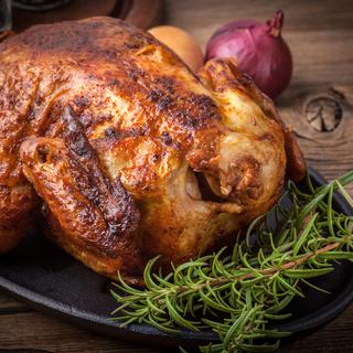 Peau croustillante et viande tendre pour un poulet bien cuisiné. [Fotolia - arfo]