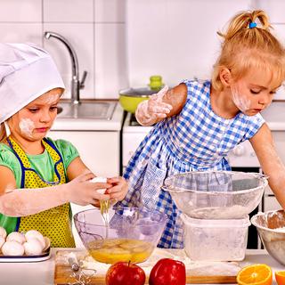 Comment motiver les enfants à consommer et à cuisiner de la nourriture équilibrée? [fotolia - Gennadiy Poznyakov]