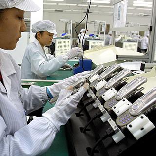 Les conditions de travail des ouvriers de l'industrie des téléphones mobiles restent insatisfaisantes. [AFP - Liu xin]