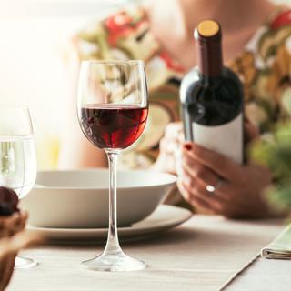 "Le bon vin réjouit le cœur de l'homme", à condition de faire le bon choix! [Fotolia - stokkete]