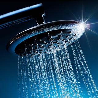 Nouvelle tendance dans la salle de bain: les douches qui permettent d'économiser l'eau. [Fotolia - Chlorophylle]