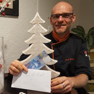 Le chef Gäel Brandy prépare un repas de fête pour 10 francs par personne. [RTS - Xavier Bloch]