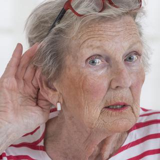 Il s'écoule en moyenne 7 à 10 ans entre les premiers soupçons d'une perte auditive et le traitement. [BSIP - Chassenet]