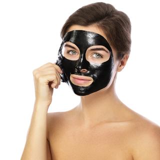 Le masque noir serait capable de retirer toutes les petites imperfections. [fotolia - blackday]