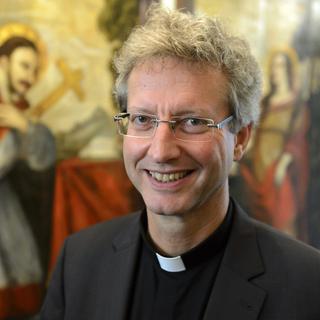 L'évêque auxiliaire Alain de Raemy appelle les fidèles à contribuer au financement de la messe du pape. [Keystone - Laurent Gilliéron]