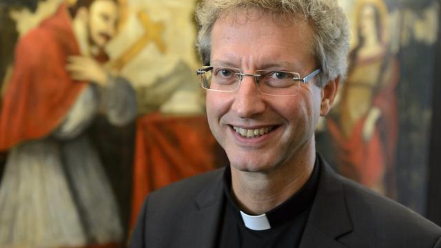 L'évêque auxiliaire Alain de Raemy appelle les fidèles à contribuer au financement de la messe du pape. [Keystone - Laurent Gilliéron]