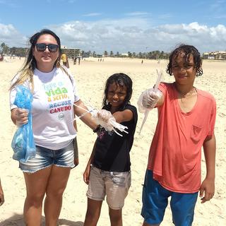 Au Brésil, des enfants participent au ramassage des pailles sur une plage d'Aracaju. [AracajuLixoZero]