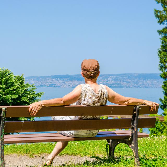 Un banc public doté d'une magnifique vue sur le Léman. [Fotolia - Sokarys]