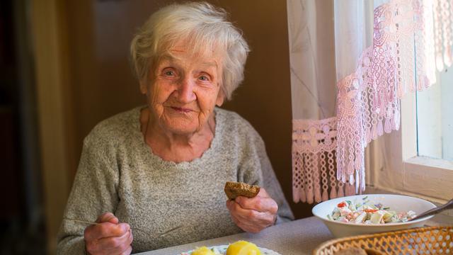 Un senior sur trois qui vit encore à la maison présente un risque de carence nutritionnelle. [Fotolia - De Visu]