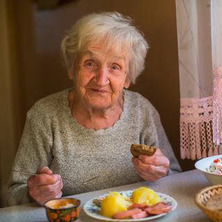 Un senior sur trois qui vit encore à la maison présente un risque de carence nutritionnelle. [Fotolia - De Visu]