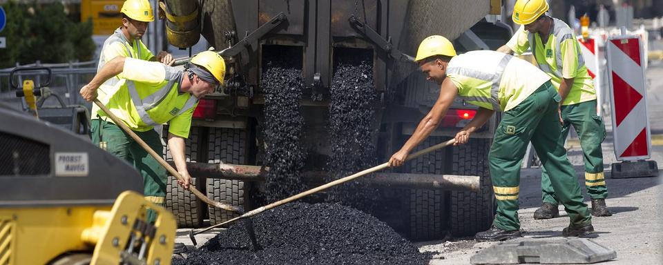 Que prévoit la loi sur le travail en cas de canicule? [Keystone - Salvatore Di Nolfi]