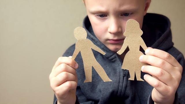 Des enfants doivent attendre entre 9 mois et une année pour voir leur papa ou leur maman. [fotolia - Mizina]