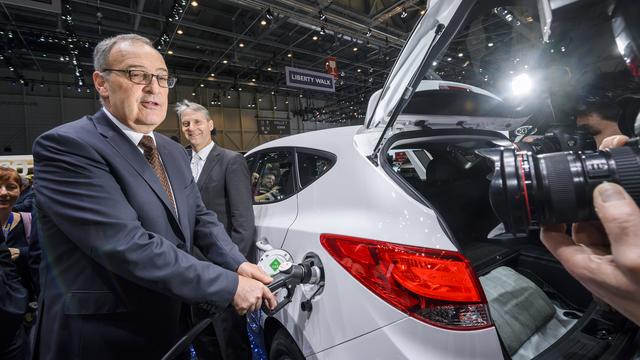 Le conseiller fédéral Guy Parmelin s'est notamment intéressé aux voitures à hydrogène, lors de l'ouverture du 88e Salon international de l'automobile de Genève. [Keystone - Martial Trezzini]