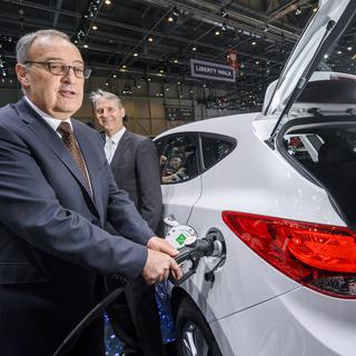 Le conseiller fédéral Guy Parmelin s'est notamment intéressé aux voitures à hydrogène, lors de l'ouverture du 88e Salon international de l'automobile de Genève. [Keystone - Martial Trezzini]