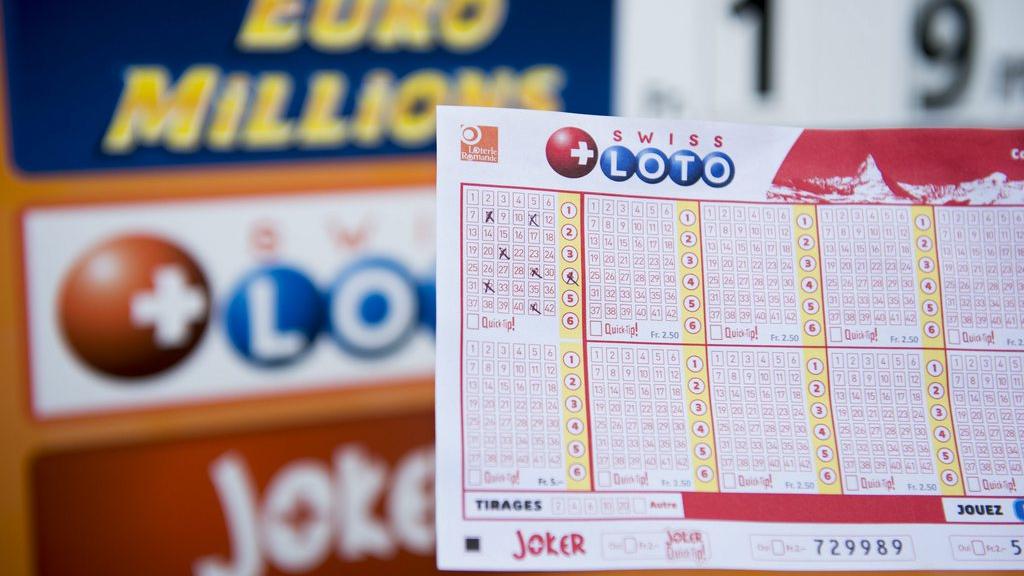 Les gains de loterie inférieurs à 1 million de francs ne seraient plus imposés. [Keystone - Jean-Christophe Bott]