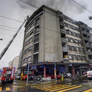Un incendie s'est déclaré au centre de Genève, le dimanche 11 mars 2018. [Keystone - Martial Trezzini]