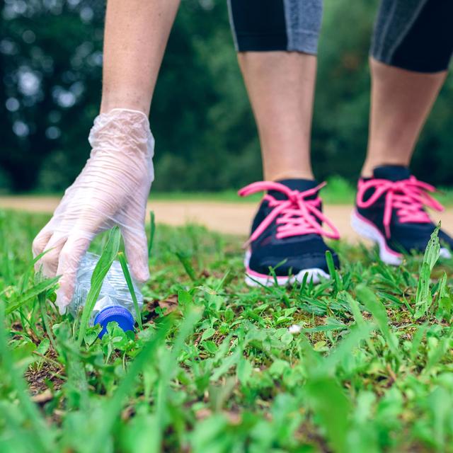 Le concept de base du plogging: courir en ramassant des déchets. [Fotolia - David Pereiras]