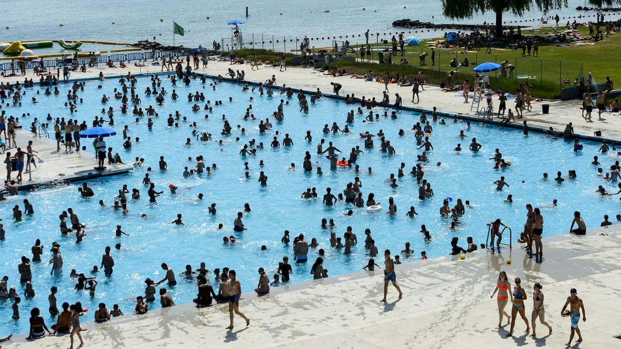 La piscine de Bellerive-Plage à Lausanne peut accueillir jusqu'à 8'000 personnes. [Keystone - Jean-Christophe Bott]