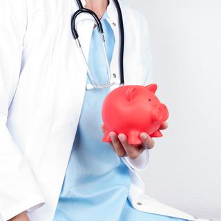 En Suisse, le nombre de médecins payés anonymement est en diminution. [Fotolia - HNFOTO]