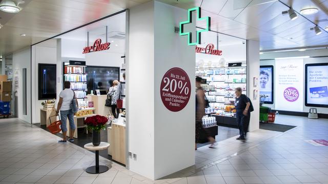 En 2017, Migros et Zur Rose ont lancé une pharmacie shop-in-shop. [Keystone - Peter Schneider]